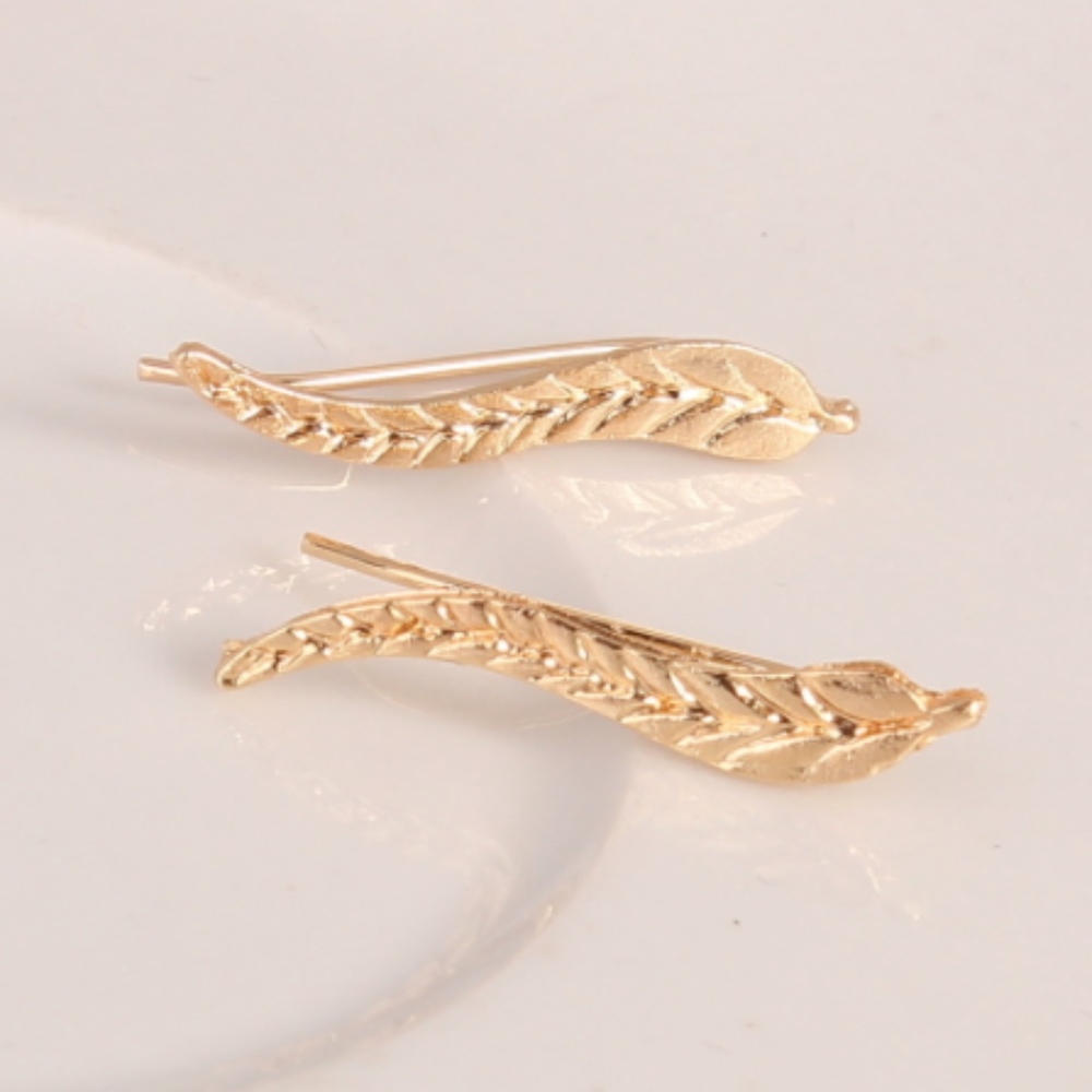 Leaf Minimalist Cuff Earring - Picture 4 of 8